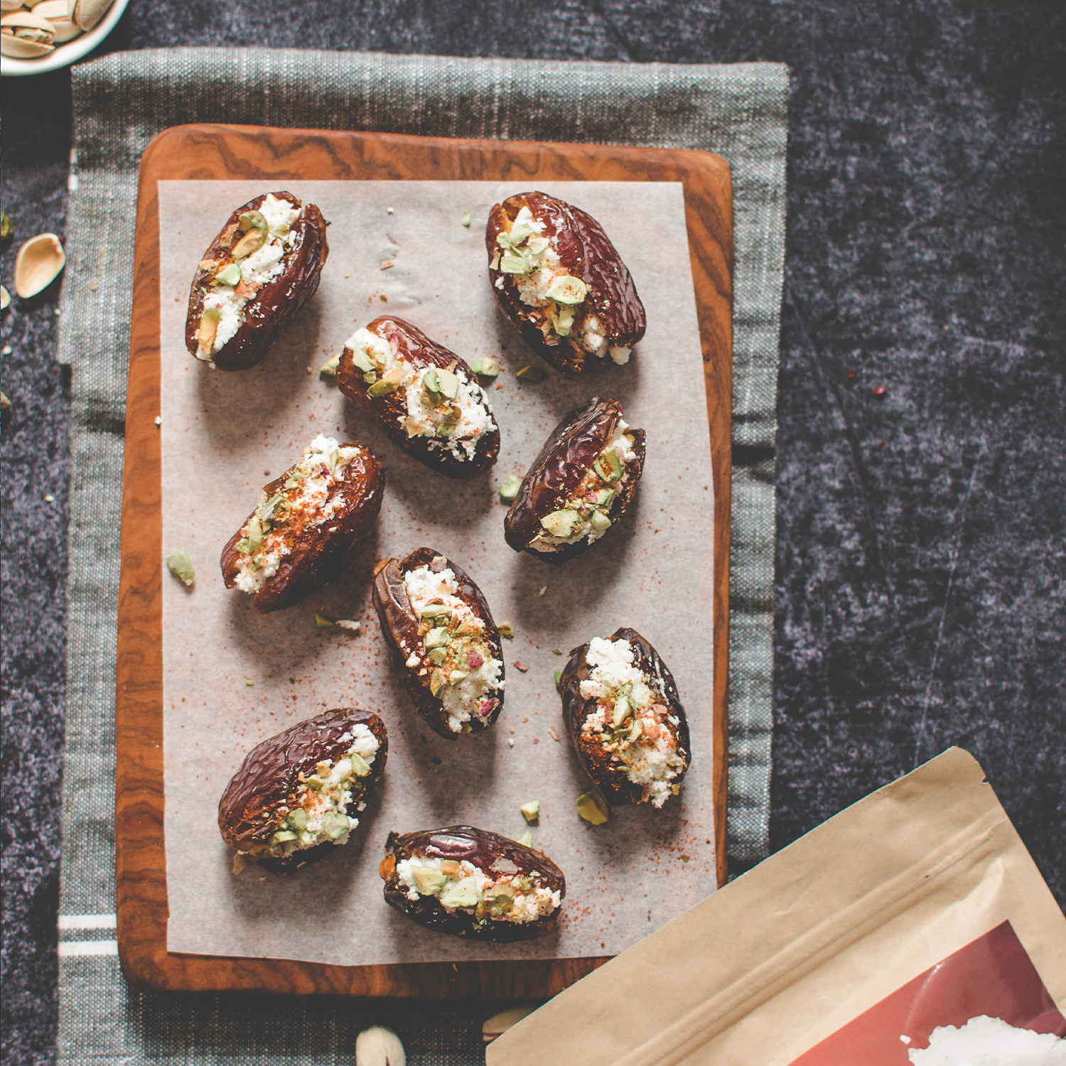 Entdecke köstliche gefüllte Datteln! Diese gesunden Snacks sind einfach zuzubereiten und perfekt für jede Gelegenheit – gefüllt mit Nüssen, Schokolade oder Frischkäse für einen süßen Genuss!