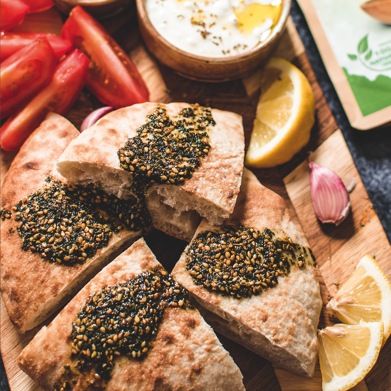 Genieße aromatische Pita mit Zaatar! Dieses einfache Rezept kombiniert frisch gebackenes Pita-Brot mit der würzigen Zaatar-Gewürzmischung – perfekt als Snack, Beilage oder für Mezze!