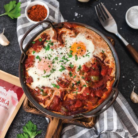 Entdecke die Aromen von Shakshuka! Dieses traditionelle Gericht aus pochierten Eiern in würziger Tomatensauce ist einfach zuzubereiten und perfekt für Frühstück, Mittag- oder Abendessen.