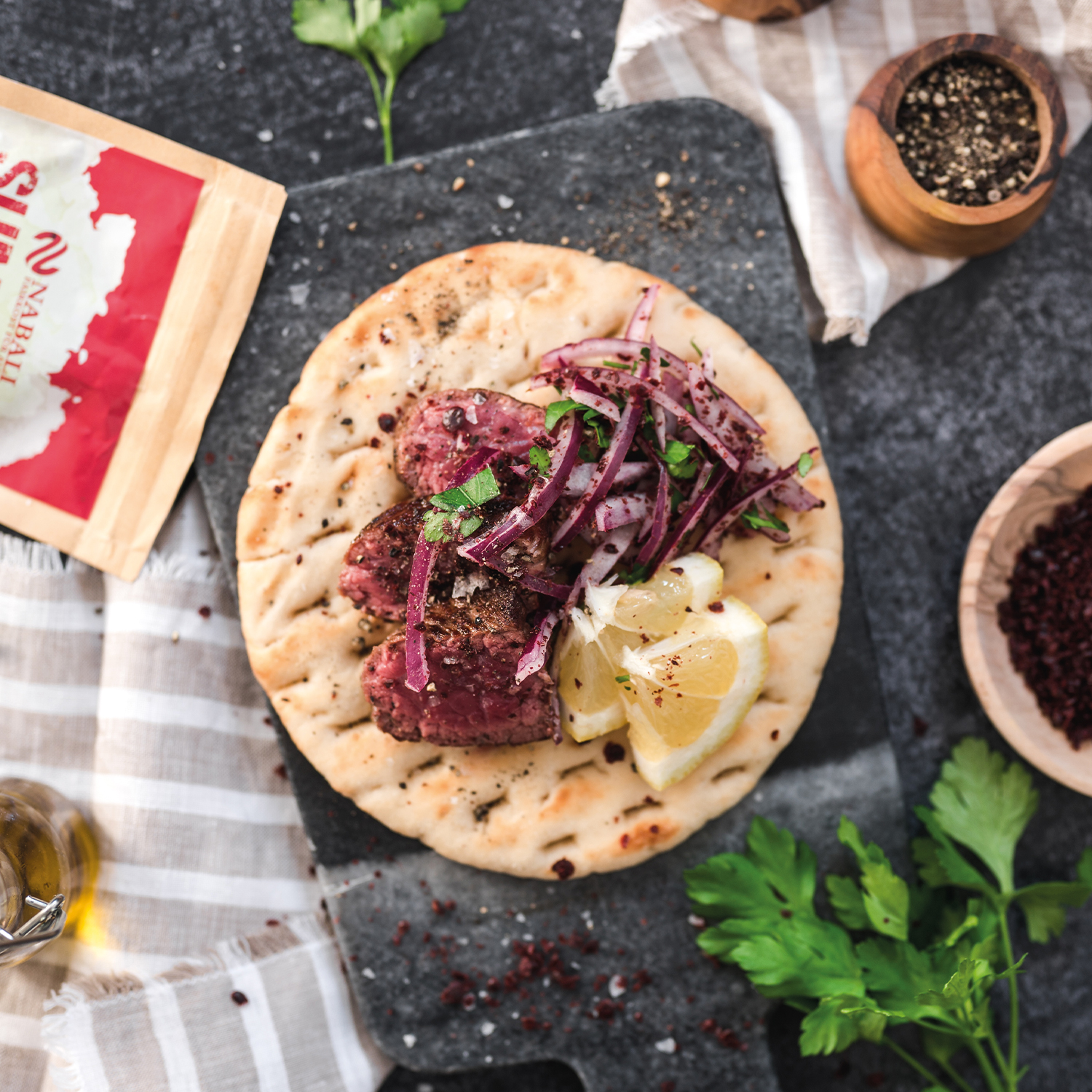 Genieße köstliche Rinder-Pita! Entdecke unser Rezept für saftiges Rindfleisch, serviert in fluffiger Pita mit frischen Zutaten – perfekt als herzhafter Snack oder schnelles Mittagessen.