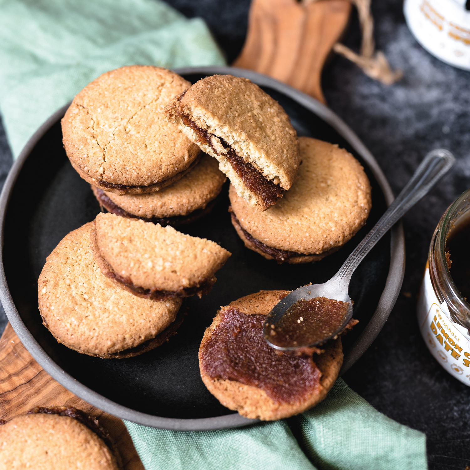 Leckere Haferkekse-Sandwiches: knusprige Haferkekse gefüllt mit cremiger Füllung. Einfaches Rezept für den perfekten Snack oder süßen Genuss zwischendurch!