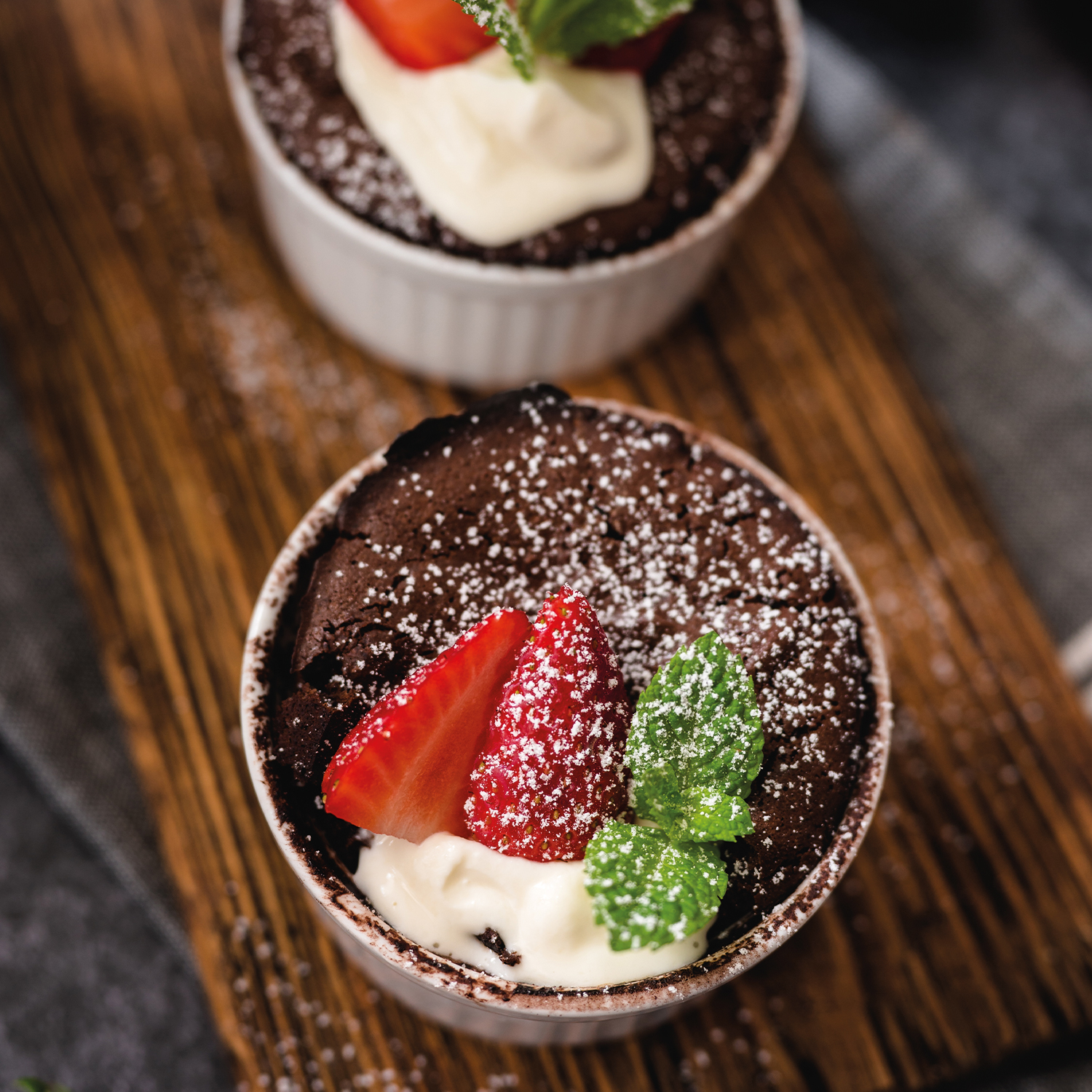 Erlebe den himmlischen Genuss von Schokoladensoufflé! Entdecke unser einfaches Rezept für luftige, schokoladige Soufflés – perfekt als elegantes Dessert für jeden Anlass.