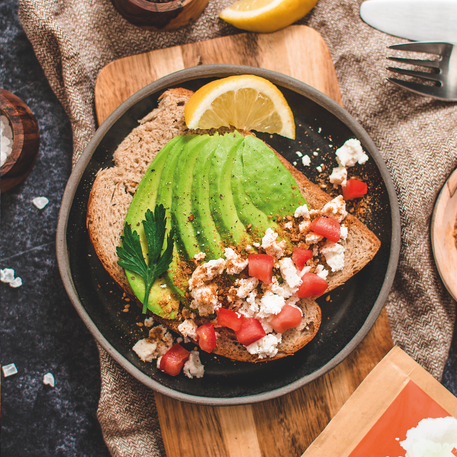 Entdecke den leckeren Avocado-Dukkah-Aufstrich! Dieses gesunde Rezept kombiniert cremige Avocado mit würziger Dukkah – perfekt als Dip oder Brotaufstrich für jeden Anlass!