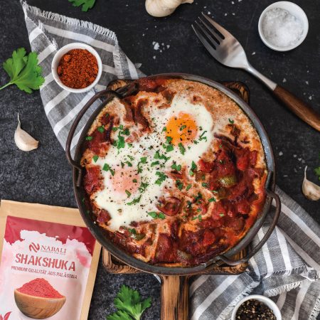 Entdecken Sie Shakshuka, das köstliche Gericht aus dem Nahen Osten, bestehend aus pochierten Eiern in einer würzigen Tomatensauce mit Paprika und Gewürzen. Perfekt als Frühstück oder leichtes Mittagessen, ist Shakshuka gesund, nahrhaft und einfach zuzubereiten. Genießen Sie die Aromen dieser traditionellen Spezialität, die sich ideal mit frischem Brot servieren lässt!