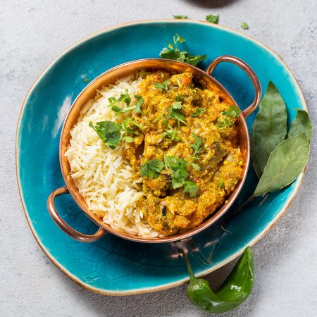 Entdecken Sie unser fair gehandeltes Curry Madrassa Gewürz aus Nordafrika! Diese aromatische Mischung aus hochwertigen Gewürzen verleiht Ihren Gerichten eine exquisite Tiefe und Geschmack. Ideal für Currys, Eintöpfe und Reisgerichte. Genießen Sie mit unserem Rezept für Kichererbsen-Curry eine köstliche, würzige Mahlzeit. In einer praktischen Aroma-Dose verpackt, bleibt die Frische der Gewürze erhalten. Erleben Sie den Geschmack der Tradition und unterstützen Sie nachhaltige Landwirtschaft!