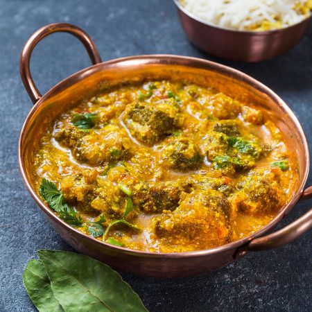 Entdecken Sie unser fair gehandeltes Curry Madrassa Gewürz aus Nordafrika! Diese aromatische Mischung aus hochwertigen Gewürzen verleiht Ihren Gerichten eine exquisite Tiefe und Geschmack. Ideal für Currys, Eintöpfe und Reisgerichte. Genießen Sie mit unserem Rezept für Kichererbsen-Curry eine köstliche, würzige Mahlzeit. In einer praktischen Aroma-Dose verpackt, bleibt die Frische der Gewürze erhalten. Erleben Sie den Geschmack der Tradition und unterstützen Sie nachhaltige Landwirtschaft!