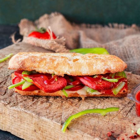 Unsere Tomaten Bruschetta ist ein echter Klassiker der italienischen Küche, jetzt als praktische, streichfähige Paste erhältlich. Diese köstliche Mischung aus sonnengereiften Tomaten, Olivenöl, Knoblauch und Basilikum wird in einer cremigen Konsistenz angeboten, sodass sie direkt verwendet werden kann