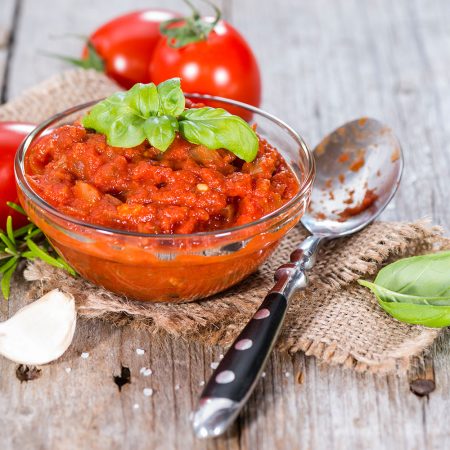 Unsere Tomaten Bruschetta ist ein echter Klassiker der italienischen Küche, jetzt als praktische, streichfähige Paste erhältlich. Diese köstliche Mischung aus sonnengereiften Tomaten, Olivenöl, Knoblauch und Basilikum wird in einer cremigen Konsistenz angeboten, sodass sie direkt verwendet werden kann