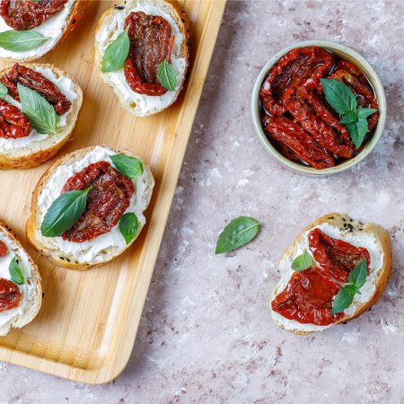 Unsere Tomaten Bruschetta ist ein echter Klassiker der italienischen Küche, jetzt als praktische, streichfähige Paste erhältlich. Diese köstliche Mischung aus sonnengereiften Tomaten, Olivenöl, Knoblauch und Basilikum wird in einer cremigen Konsistenz angeboten, sodass sie direkt verwendet werden kann