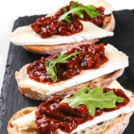 Unsere Tomaten Bruschetta ist ein echter Klassiker der italienischen Küche, jetzt als praktische, streichfähige Paste erhältlich. Diese köstliche Mischung aus sonnengereiften Tomaten, Olivenöl, Knoblauch und Basilikum wird in einer cremigen Konsistenz angeboten, sodass sie direkt verwendet werden kann