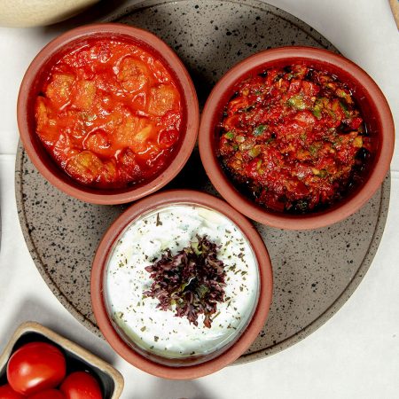 Entdecken Sie die vielseitige, scharfe Harissa aus Tunesien! Diese hochwertige Gewürzpaste verleiht Eintöpfen, Dips, Saucen und Marinaden eine authentische, feurige Note. Probieren Sie unser köstliches Rezept für würzige Harissa-Hähnchenschenkel und erleben Sie den intensiven Geschmack der nordafrikanischen Küche!