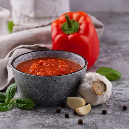 *Entdecken Sie die vielseitige, scharfe Harissa aus Tunesien! Diese hochwertige Gewürzpaste verleiht Eintöpfen, Dips, Saucen und Marinaden eine authentische, feurige Note. Probieren Sie unser köstliches Rezept für würzige Harissa-Hähnchenschenkel und erleben Sie den intensiven Geschmack der nordafrikanischen Küche!