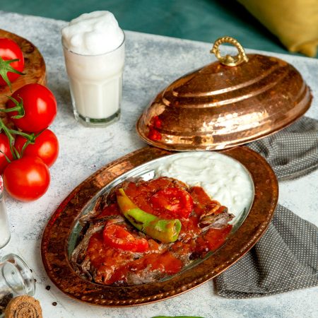 Entdecken Sie die vielseitige, scharfe Harissa aus Tunesien! Diese hochwertige Gewürzpaste verleiht Eintöpfen, Dips, Saucen und Marinaden eine authentische, feurige Note. Probieren Sie unser köstliches Rezept für würzige Harissa-Hähnchenschenkel und erleben Sie den intensiven Geschmack der nordafrikanischen Küche!