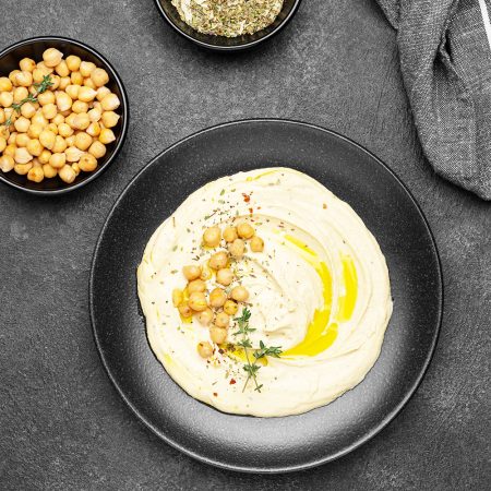 Entdecken Sie die köstliche Welt des Hummus! Dieser cremige Dip aus Kichererbsen, Tahini und Olivenöl ist nicht nur vielseitig und gesund, sondern auch einfach selbst herzustellen. Perfekt als Brotaufstrich, Dip oder Beilage – Hummus bringt leckeren Geschmack und pflanzliches Protein in Ihre Küche.