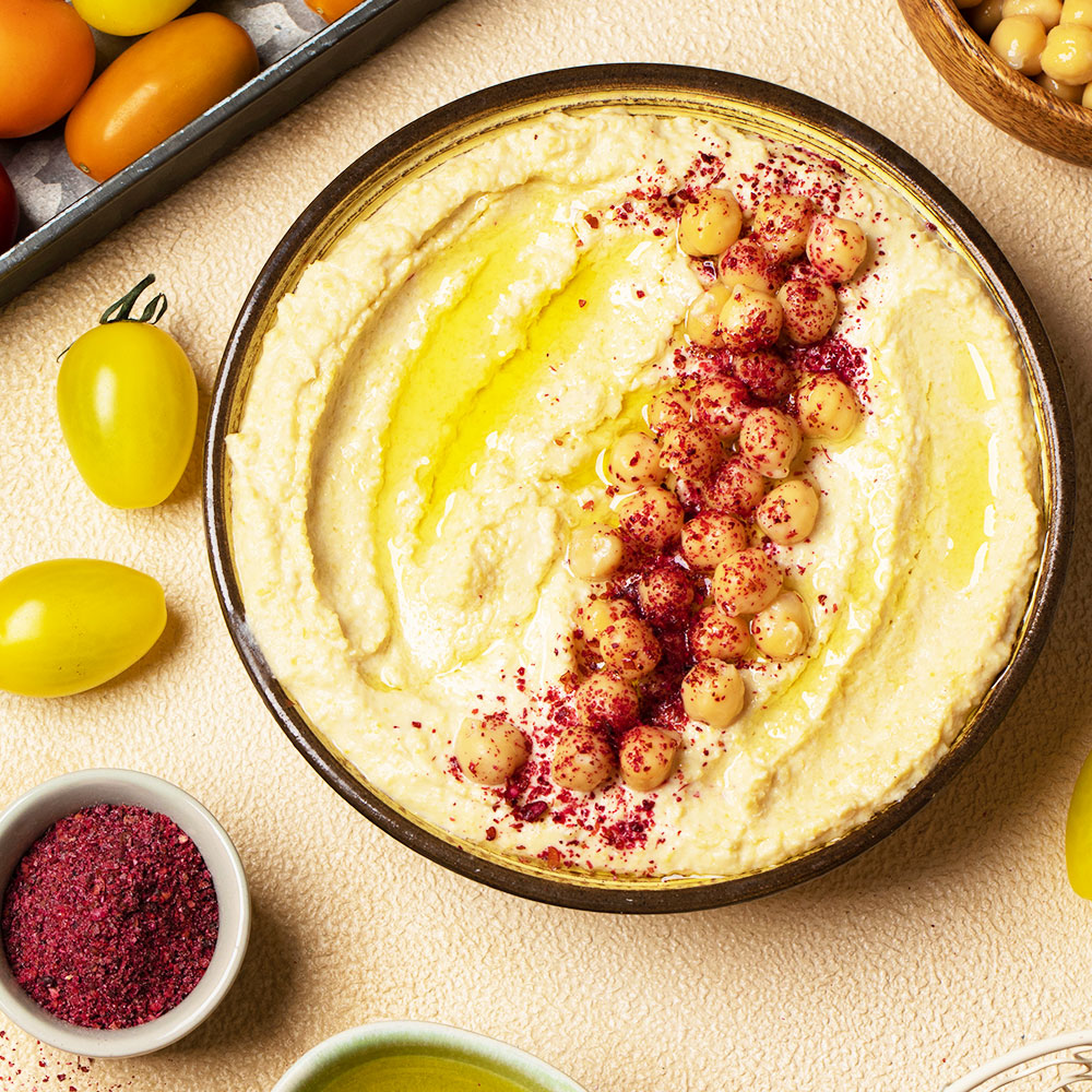 Entdecken Sie die köstliche Welt des Hummus! Dieser cremige Dip aus Kichererbsen, Tahini und Olivenöl ist nicht nur vielseitig und gesund, sondern auch einfach selbst herzustellen. Perfekt als Brotaufstrich, Dip oder Beilage – Hummus bringt leckeren Geschmack und pflanzliches Protein in Ihre Küche.