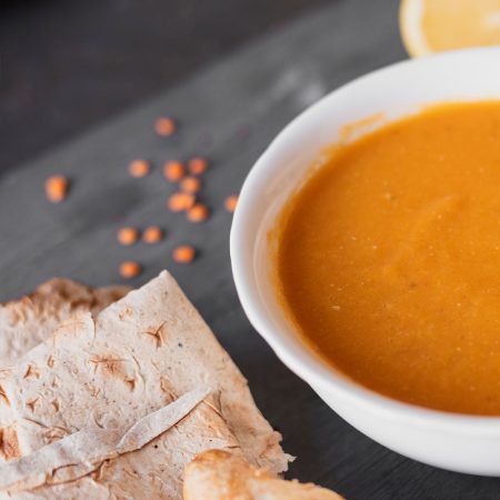 Entdecken Sie unsere köstliche Kürbis-Karotten-Suppe mit fertigem Karottenpüree. Diese cremige Suppe, verfeinert mit tunesischem Möhrenpüree, Ingwer und Kokosmilch, ist schnell zubereitet und bietet eine perfekte Balance aus süßem Kürbis und würzigen Aromen. Ideal als wärmende Mahlzeit im Herbst und Winter.