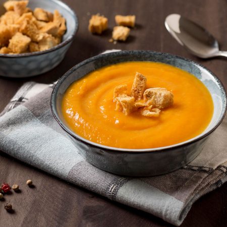 Entdecken Sie unsere köstliche Kürbis-Karotten-Suppe mit fertigem Karottenpüree. Diese cremige Suppe, verfeinert mit tunesischem Möhrenpüree, Ingwer und Kokosmilch, ist schnell zubereitet und bietet eine perfekte Balance aus süßem Kürbis und würzigen Aromen. Ideal als wärmende Mahlzeit im Herbst und Winter.