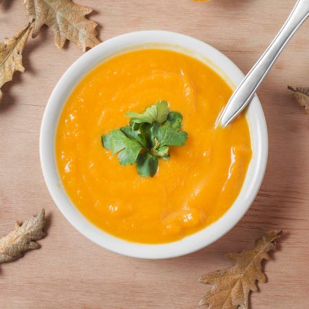 Entdecken Sie unsere köstliche Kürbis-Karotten-Suppe mit fertigem Karottenpüree. Diese cremige Suppe, verfeinert mit tunesischem Möhrenpüree, Ingwer und Kokosmilch, ist schnell zubereitet und bietet eine perfekte Balance aus süßem Kürbis und würzigen Aromen. Ideal als wärmende Mahlzeit im Herbst und Winter.